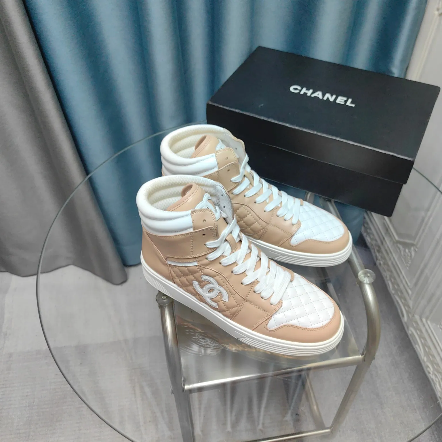 👟👟Ex-factory price 700👟👟 CHANEL Chanel thick-soled panda sneakers Panda biscuit shoes Chanel 2024ss hot panda shoes 🐼Colorful thick-soled casual sports shoes sneakers counter synchronization The counter is very popular Very difficult to buy a shoe The most popular thick-soled panda shoes on the Internet It is obvious that small fragrance control cannot miss it, both appearance and comfort coexist Simple and versatile white shoes. The thick sole increases height and is super versatile. You can wear it with your eyes closed😍Whoever wears it will look better. Upper: calfskin. Lining: imported sheepskin lining. Outsole: TPU original outsole. Size: 35-40 (41 42 customized.